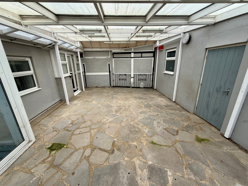 Lot: 100 - SUBSTANTIAL CORNER PROPERTY WITH POTENTIAL - Car port